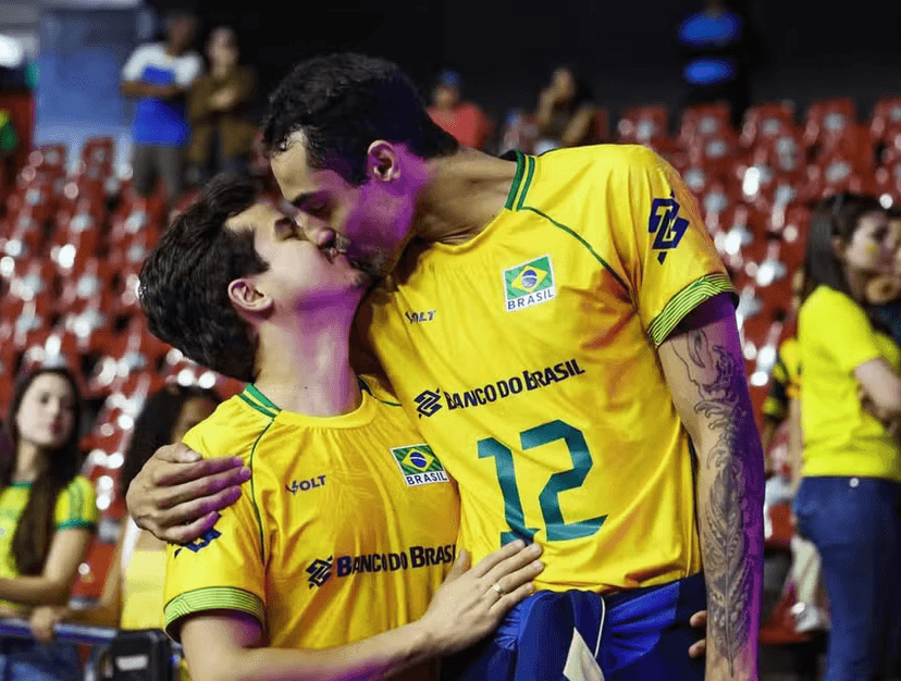 Douglas Souza, do vôlei, ganha beijão do namorado ao retornar para Seleção (Foto: Reprodução / Instagram) Douglas Souza, do vôlei, ganha beijão do namorado ao retornar para Seleção (Foto: Reprodução / Instagram)