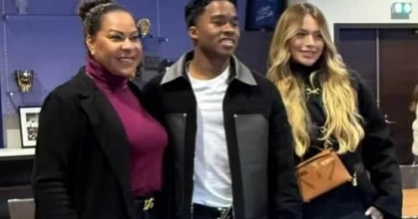 Endrick com a mãe e Gabriely quando assinou com o Lyon (Foto: Reprodução/ Instagram) Endrick com a mãe e Gabriely quando assinou com o Lyon (Foto: Reprodução/ Instagram)
