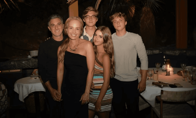 Angélica e Luciano Huck ao lado dos filhos (Foto: Reprodução / Instagram) Angélica e Luciano Huck ao lado dos filhos (Foto: Reprodução / Instagram)