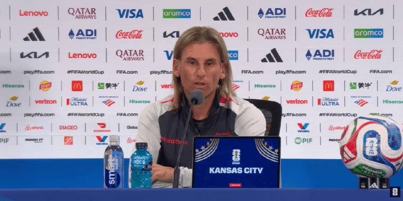 Técnico do Equador (Foto: Reprodução/ YouTube/ Fifa)