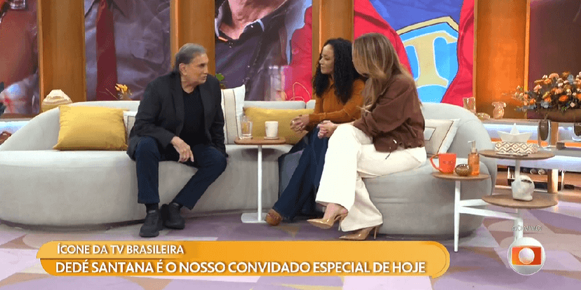 Dedé Santana ao lado das apresentadoras (Foto: Reprodução/ Globoplay) Dedé Santana ao lado das apresentadoras (Foto: Reprodução/ Globoplay)