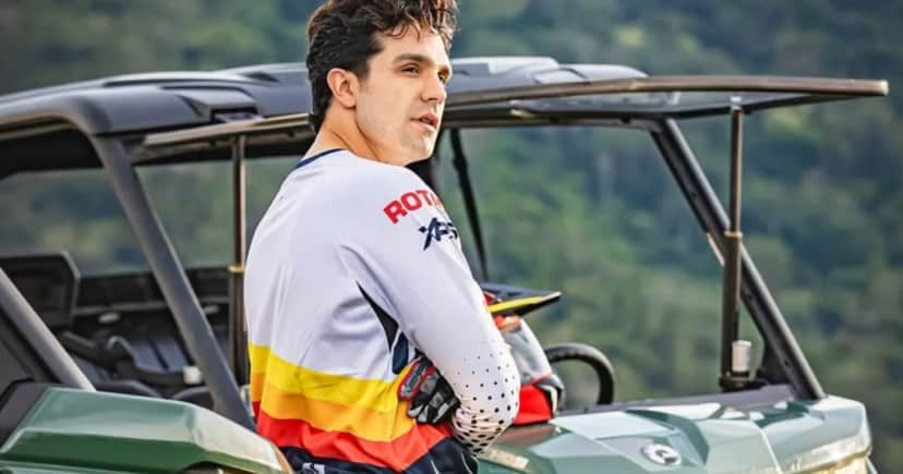 Cantor Luan Santana com seu carro de luxo (Foto: Reprodução) Cantor Luan Santana com seu carro de luxo (Foto: Reprodução)