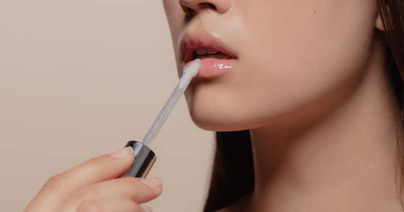 Mulher passando batom da Avon (Foto: Canva) Mulher passando batom da Avon (Foto: Canva)