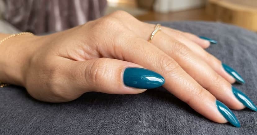 Unhas com esmalte azul petróleo (Foto: Montagem TV Foco / GMN)