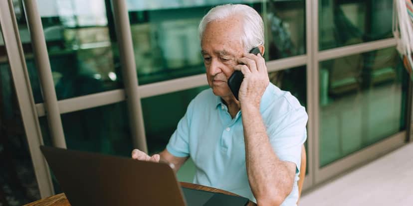 Idosos precisam aprender a mexer no celular (Reprodução: Divulgação) Idosos precisam aprender a mexer no celular (Reprodução: Divulgação)