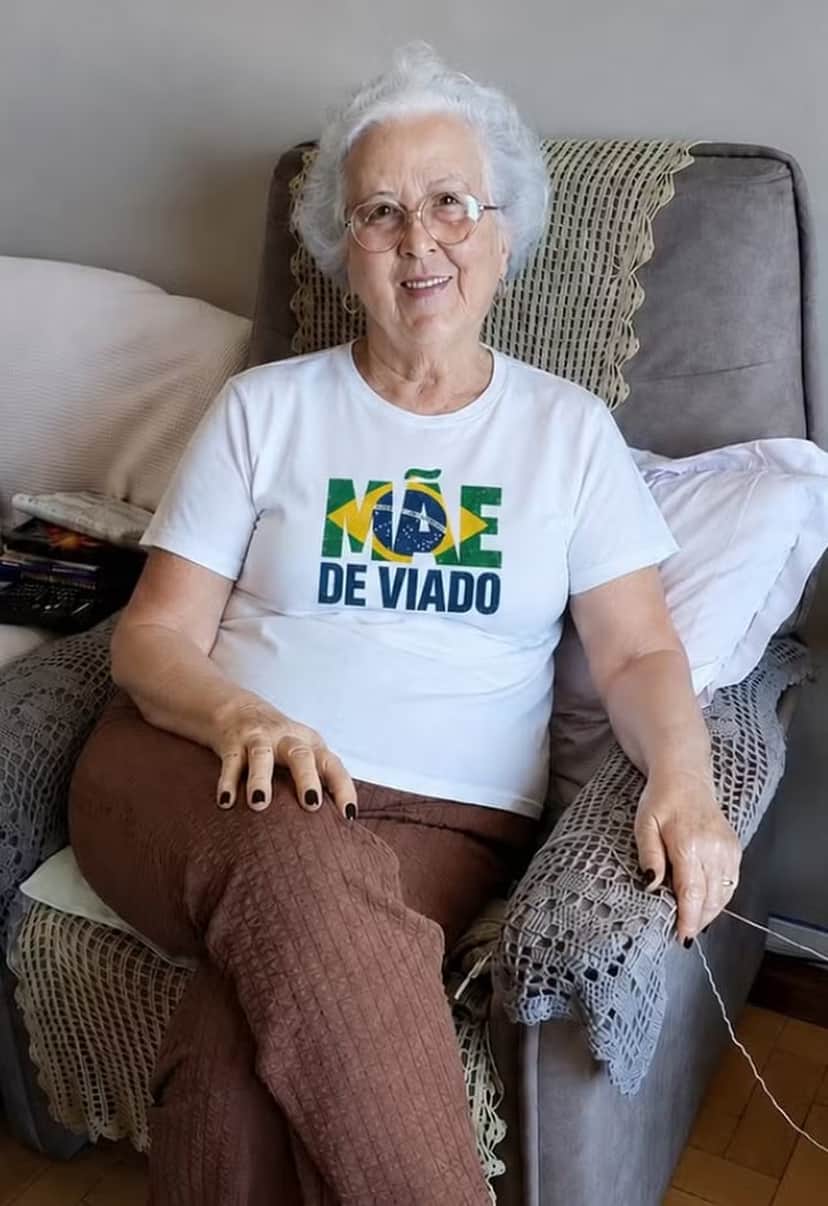 Mãe de Carmo Dalla Vecchia usa camisa provocativa (Foto: Reprodução/ Instagram) Mãe de Carmo Dalla Vecchia usa camisa provocativa (Foto: Reprodução/ Instagram)