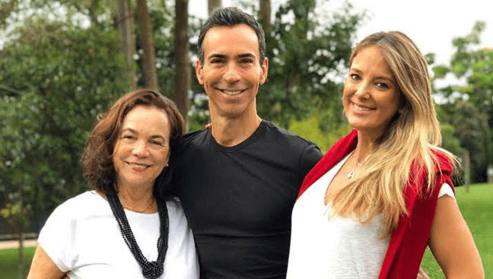 O jornalista ao lado da mãe que partiu e a esposa, Ticiane Pinheiro (Foto: Reprodução / Instagram) O jornalista ao lado da mãe que partiu e a esposa, Ticiane Pinheiro (Foto: Reprodução / Instagram)