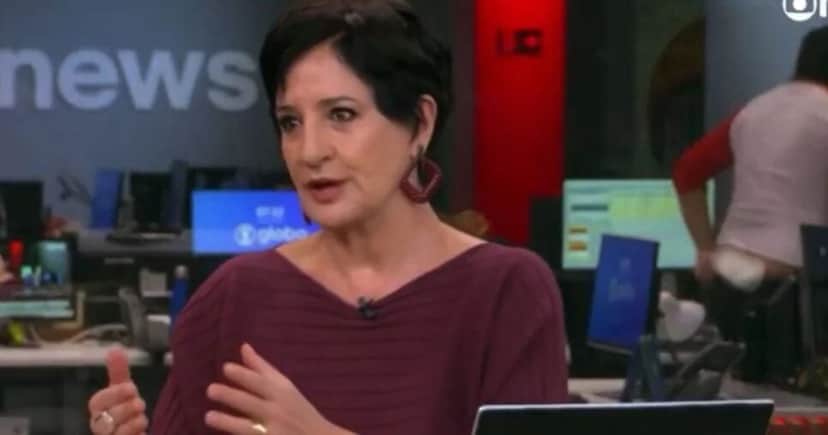 Monica Waldvogel no GloboNews Em Ponto enquanto a câmera flagra o bumbum de um jornalista - Foto: Montagem