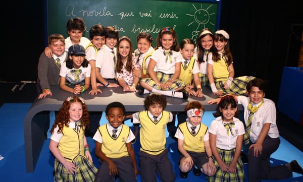 Elenco de "Carrossel" surpreende fãs após aparecer diferente em gravação; veja