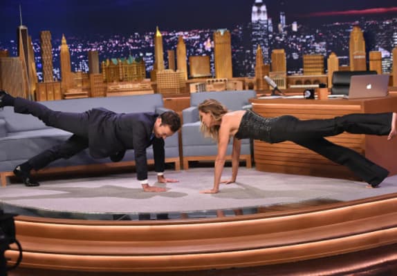 Gisele Bündchen mostra habilidade e dança com Jimmy Fallon no "The Tonight Show"