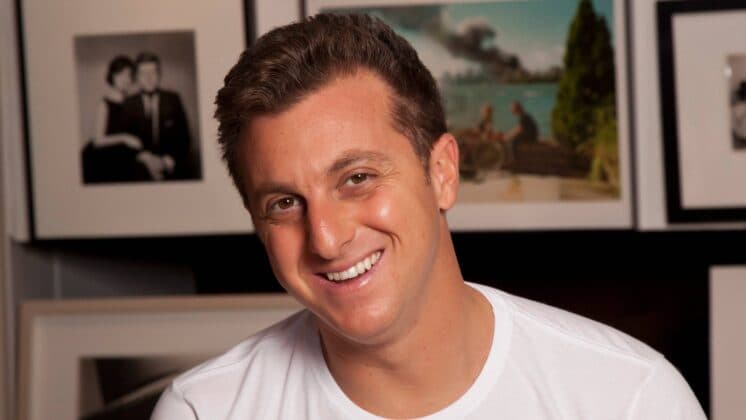 Pouco antes do último debate entre candidatos, Luciano Huck faz selfie com Willian Bonner