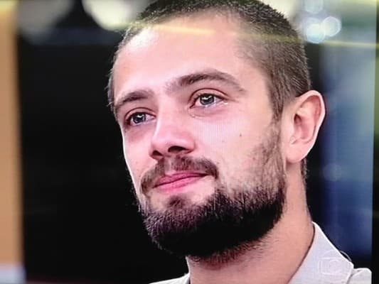 Rafael Cardoso chora com declaração da mulher no "Encontro"