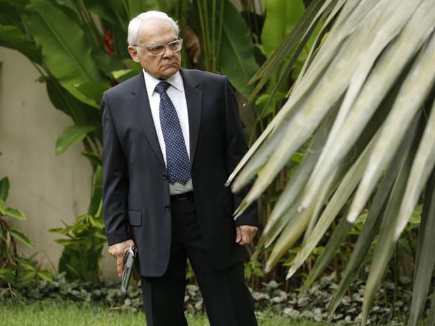 "Império": Silviano aponta arma para José Alfredo; saiba como será