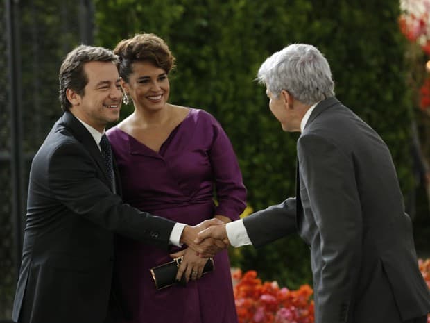 A última semana de  "Império": trio fica junto; Maria Clara e Cris se estapeiam e Beatriz apresenta novo namorado