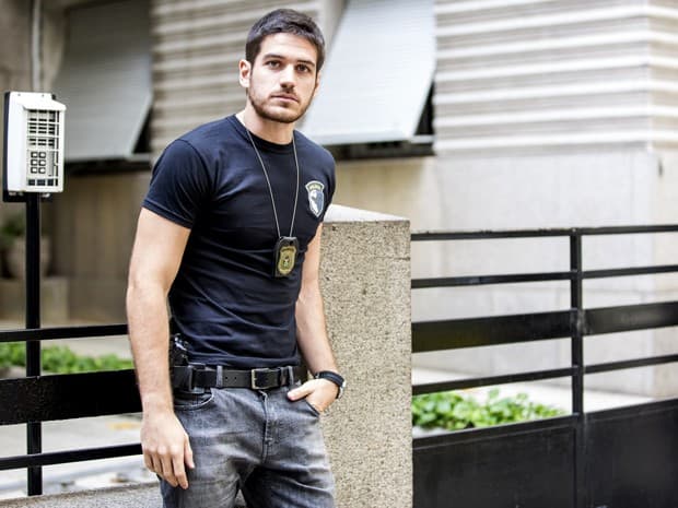 Marco Pigossi se irrita com falsa entrevista de que seria gay: "Prazer não tem gênero"