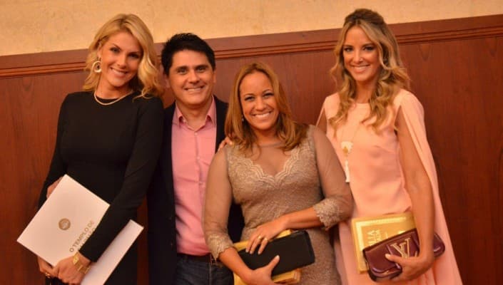 Apresentadores da Record marcam presença em culto da Igreja Universal