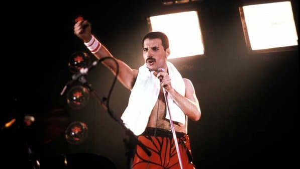 Freddie Mercury retorna do mundo dos mortos e envia mensagem emocionante para o mundo: “não calem suas vozes”