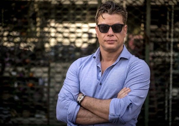 Filho de Fábio Assunção posa em carrão ao lado de Marina Ruy Barbosa; confira