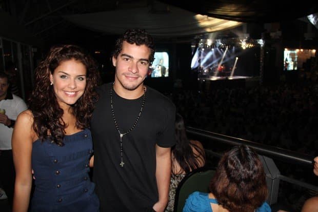 Thiago Martins posta foto com Paloma Bernardi e afasta boatos de separação