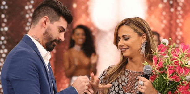 Após adiar casamento, Viviane Araújo garante: "Não esfriou"