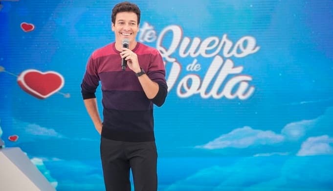 Protagonista de novela do SBT participa do "Hora do Faro"