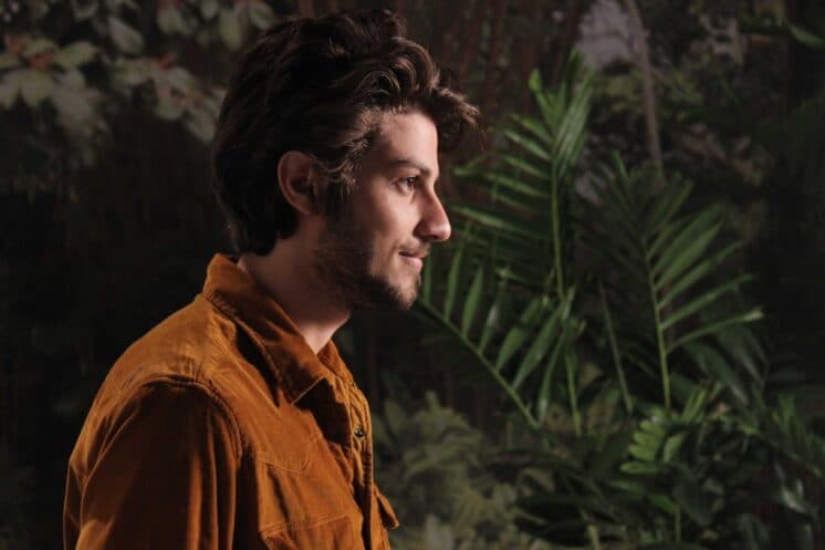 Chay Suede surpreende e radicaliza em novo visual; confira
