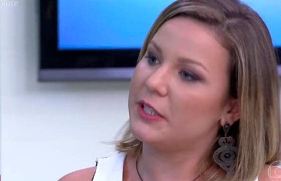 De biquíni, Cacau mostra resultado de lipoaspiração e implante de silicone;