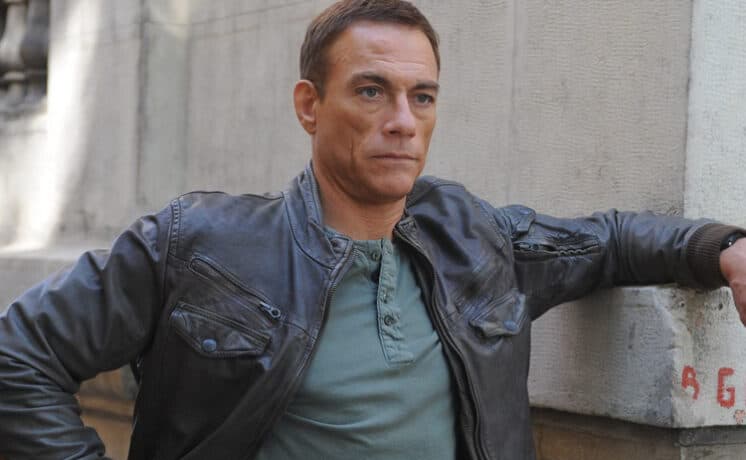 Van Damme se irrita com pergunta e abandona programa durante entrevista; veja
