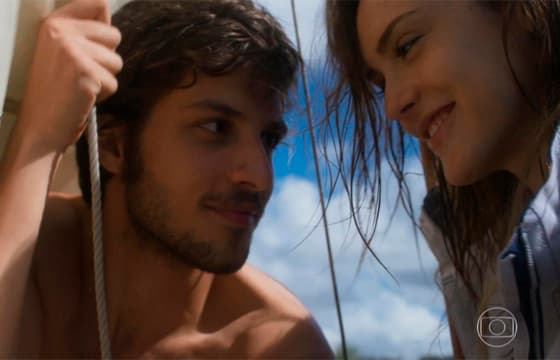 Chay Suede diz ser íntimo de Isabelle Drummond em cenas de novela, mas ri de boatos