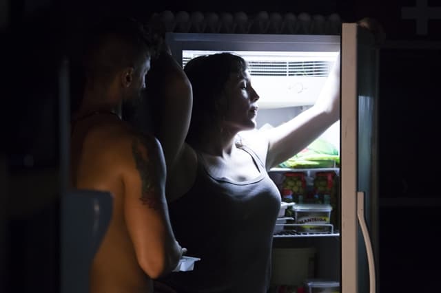 Em "Supermax", personagem transexual será descoberta e agredida em cena "brutal"