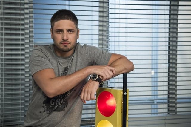 Daniel Rocha entra em "A Lei do Amor" como rapaz misterioso e despertará paixão de Salete