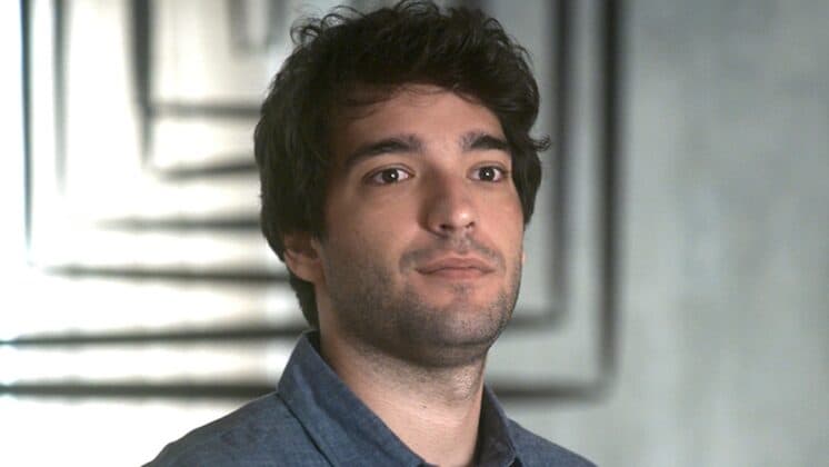 "A Lei do Amor": Desesperado, Tiago diz a Pedro que matou Isabela