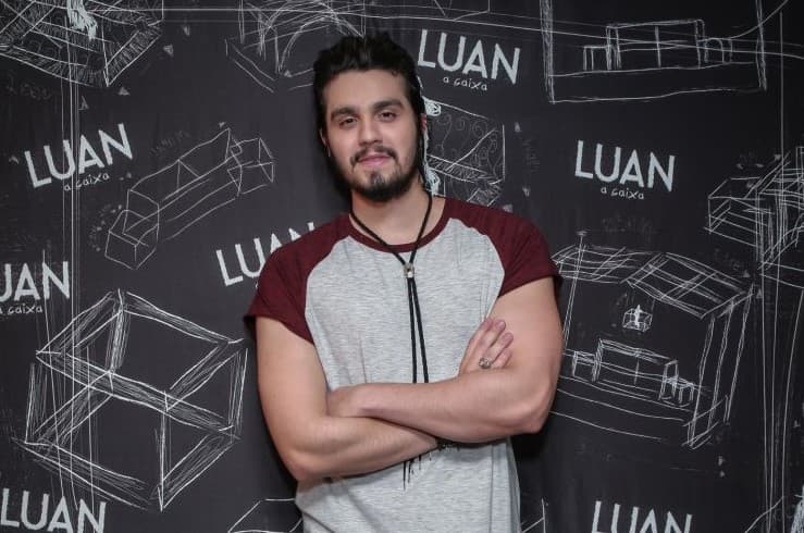 Luan Santana e Jade Magalhães aparecem em foto romântica na Suíça