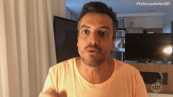 Léo Dias do "Fofocando" do SBT, abre programa falando de acidente de carro: "Fui pra casa dormir"