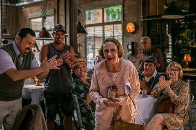 Após três meses, Laura Cardoso, a Dona Sinhá, volta à novela "Sol Nascente"; veja imagens