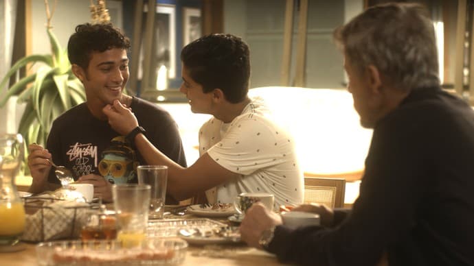 "A Lei do Amor": Edu finge relacionamento gay e é levado para casa de prostituição