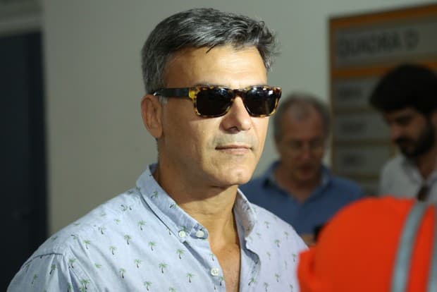 Afastado da TV, Leonardo Vieira posa ao lado do marido fora do Brasil