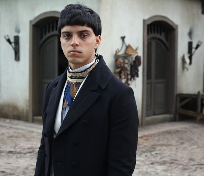 Rodrigo Simas fica simplesmente irreconhecível para nova novela na Globo