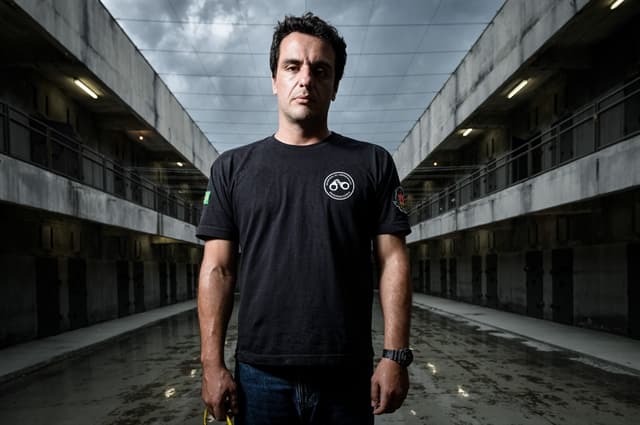 Globo fará estreia mundial da série "Carcereiros" em feira televisiva internacional