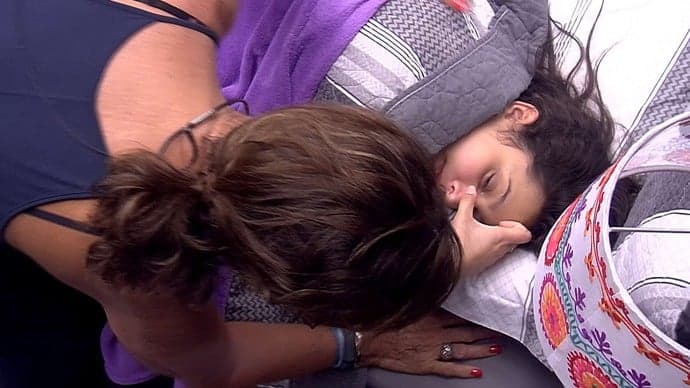 "BBB17": Ieda acorda Emilly com abraço e carinho