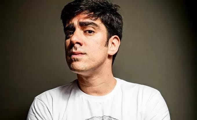 "Popstar": Marcelo Adnet é convidado para novo reality musical da Globo