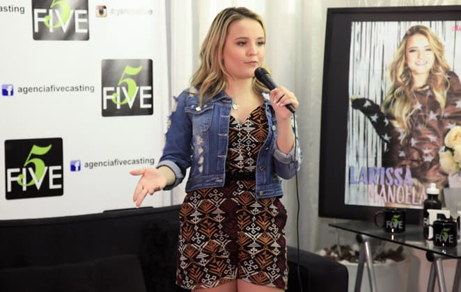 Larissa Manoela faz sucesso na internet ao cantar hit Sua Cara