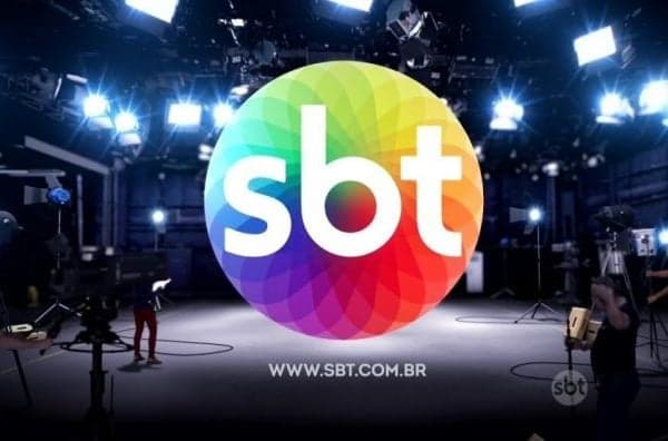SBT faz homenagem a time de futebol, cutuca Record e é xingado pela torcida