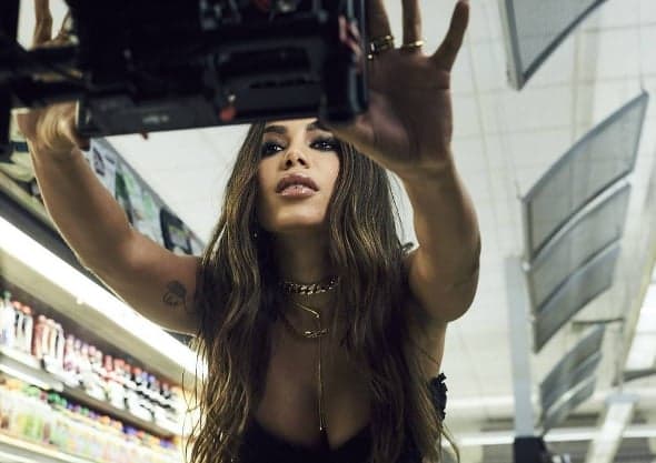 Anitta fala de quem tem cecê: "Queria oferecer desodorante sem ser indelicada"