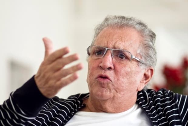 Ex-integrante do humorístico A Praça é Nossa revela seu salário no SBT e afirma: "Carlos Alberto de Nóbrega garantiu que não seríamos mandados embora"
