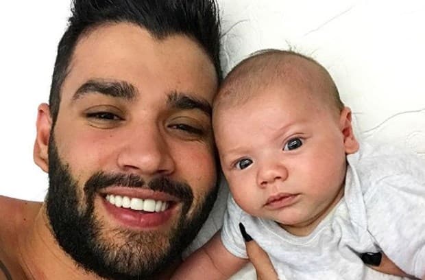 Gusttavo Lima publica vídeo fofo ensinando o filho a chamá-lo de "papai"