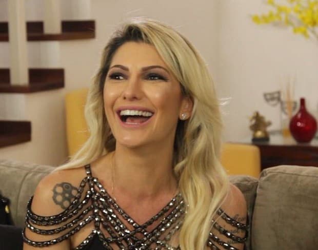 Após desabafar, Antonia Fontenelle posta "nude" na internet