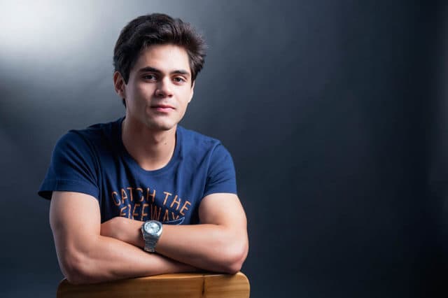 Filho do humorista Shaolin, Lucas Veloso abre o jogo e revela que ter o pai famoso atrapalhou sua carreira