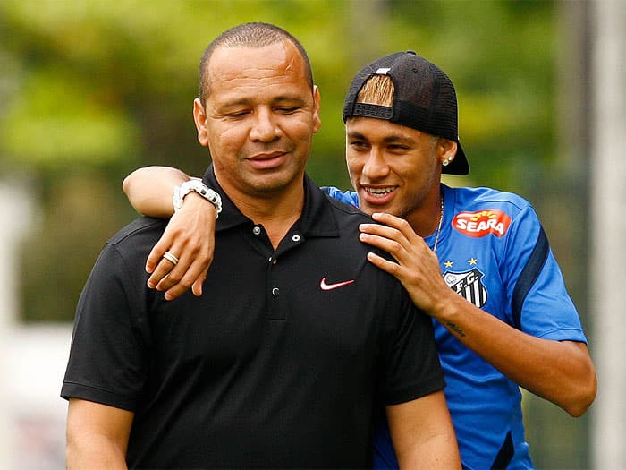 Neymar Jr. faz agrado para amigos e familiares e leva bronca do pai