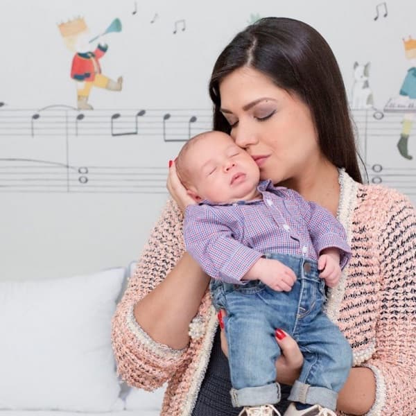 Thais Fersoza apresenta padrinhos do filho, Teodoro